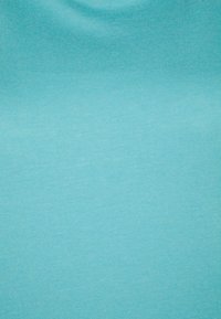 Tessuto di cotone turchese, texture liscia, colore uniforme, senza fantasie o accessori, adatto per abbigliamento o accessori.
