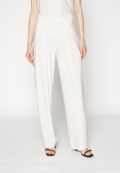 Norma Kamali TAPERED PLEATED TROUSER - Παντελόνι - white