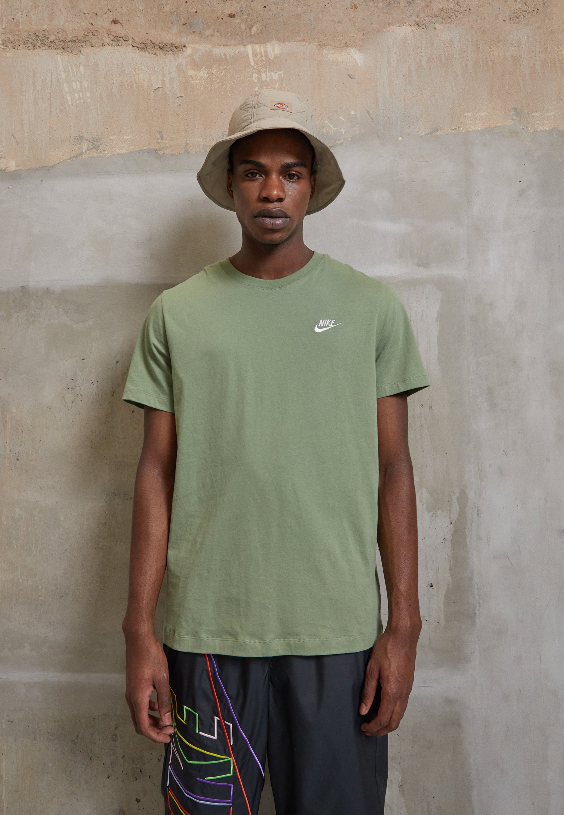 Nike Sportswear CLUB TEE Basic T-shirt oil green/olive Zalando