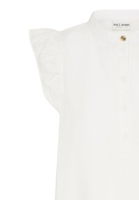 Blouse blanche avec manches courtes à volants, col haut, un seul bouton doré visible et étiquette Pulz Jeans à l'intérieur du col.