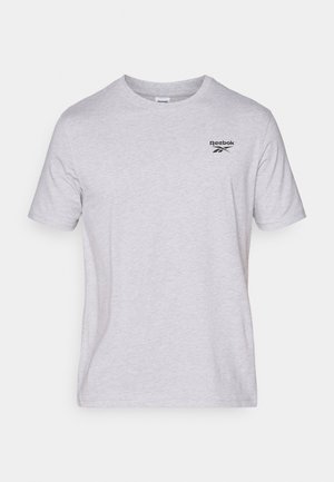T-shirt en coton gris avec un col rond, des manches courtes, et un logo Reebok noir imprimé sur la poitrine gauche. Design simple et épuré.