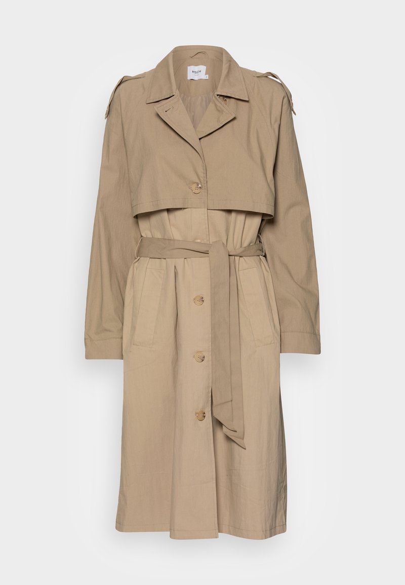 Trench-coat beige mi-longueur aux genoux avec col, fermeture à boutons, ceinture à la taille, détail rabat aux épaules et deux poches avant.