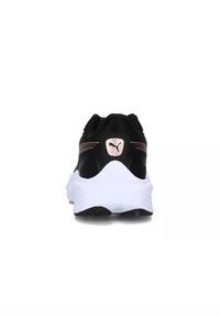 Scarpe sportive nere con una tomaia testurizzata, dettagli in rosé e una suola bianca distintiva. Dotate di un tallone imbottito per un supporto ottimale.