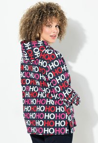 Felpa con cappuccio di colore navy con un motivo ripetuto "HO" in bianco, rosa e rosso. Presenta maniche lunghe e una vestibilità comoda.