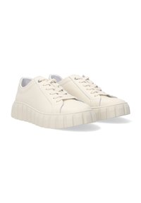 Weiße Ledersneaker mit runder Zehenform, flachen Schnürsenkeln und einer dicken, geriffelten Sohle. Glatte Oberfläche mit minimalen Details und silbernen Ösen.