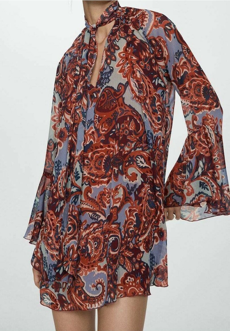 Blumendruckkleid aus leichtem Stoff, mit hohem Ausschnitt, Bindegürtel und ausgestellten Ärmeln in Rot-, Blau- und Cremetönen.