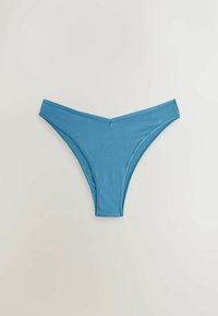 Kék pamut tanga stílusú fehérnemű, világos háttéren, egyszerű, V alakú derékrésszel.