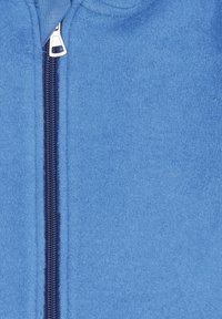 Giacca zip-up in pile blu con superficie testurizzata, zipper in metallo e design con collo alto. Tessuto liscio con un aspetto morbido.