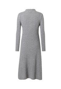 Neulottu harmaa mekko, jossa on pitkät hihat, korkea kaulus ja pystysuora ribbineulos, levenevä vyötäröltä helmaan.