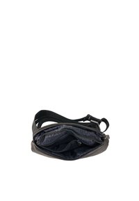 Černá kožená crossbody taška s texturedním povrchem, nastavitelným popruhem, zipovými odděleními a nylonově podšívkovým interiérem se vzorem loga.
