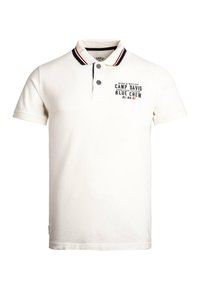 Witte polo met korte mouwen, twee knopen en een zwart-rode gestreepte kraag, met de tekst "Camp David Blue Crew" op de borst.