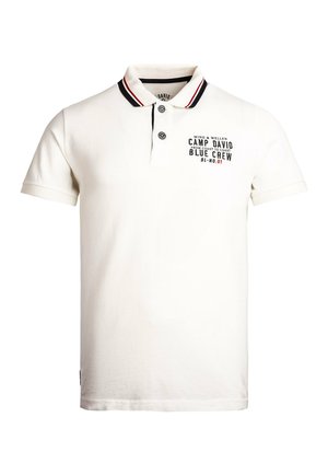 Camisa polo de manga corta blanca con dos botones y cuello a rayas negro y rojo, que presenta el texto "Camp David Blue Crew" en el pecho.