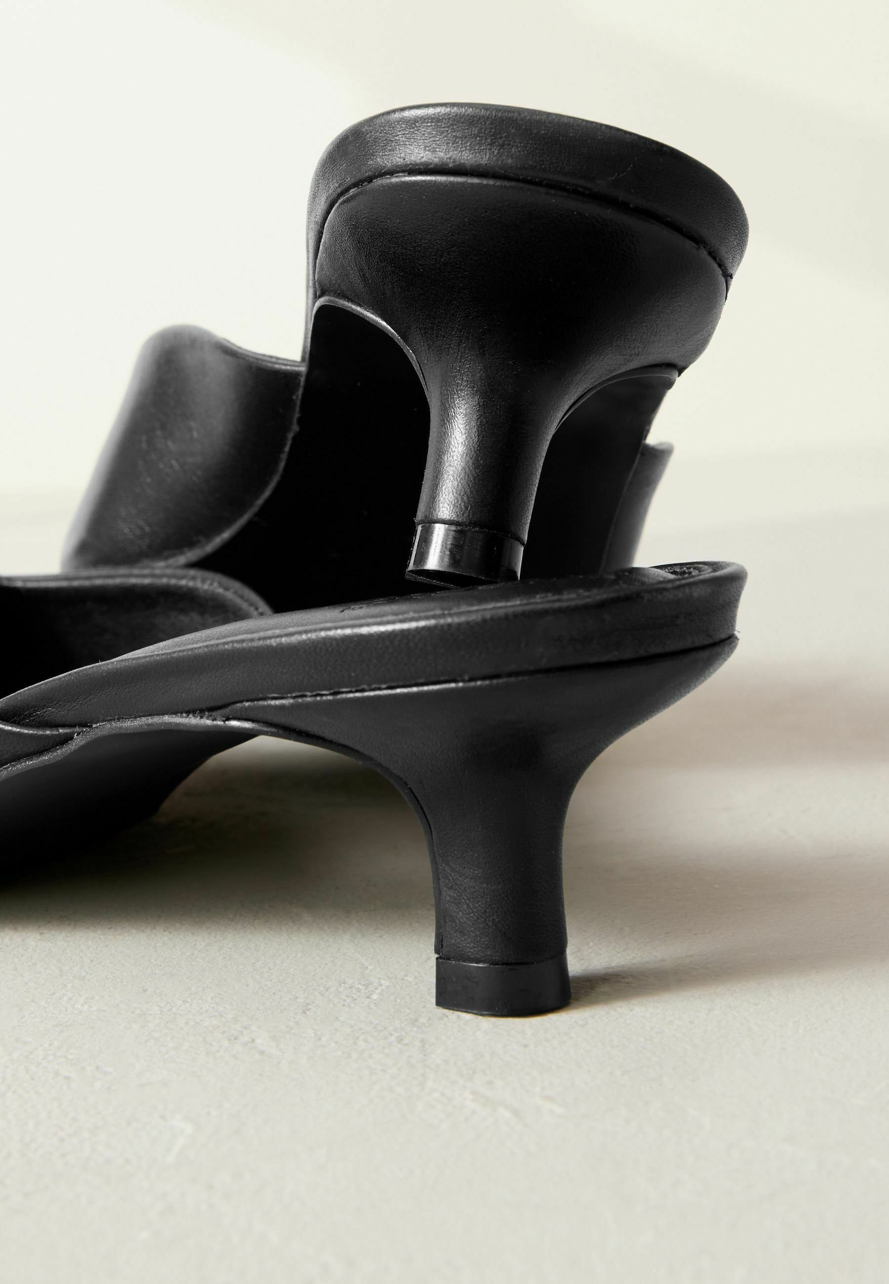 Next SIGNATURE FOREVER COMFORT CHISEL TOE KITTEN - REGULAR FIT