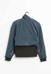 Skräddarsydd sportjacka i blå och svarta material. Har en hög krage, långa ärmar med dragkedjor, och en accentlogotyp på framsidan.