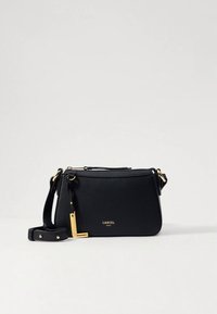 Juoda odinė per petį nešiojama rankinė su tekstūruotu paviršiumi, paauksuotais metaliniais elementais, užtrauktuko uždarymu ir reguliuojama petneša. Priekyje matomas LANCEL logotipas.