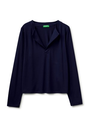 Marineblaues Langarmshirt mit lockerem offenem Kragen und kleinem grünem Etikett im Halsausschnitt.