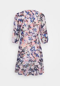 Vestido floral con corte holgado, mangas abullonadas de media longitud y dobladillo con volantes en capas. Está hecho de una tela ligera y translúcida en tonos azul, rosa y verde.