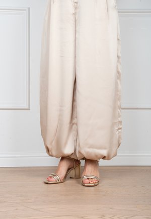 Posh by Poelman, POSH BY POELMAN EMILY DAMES HAKKEN. - Sandali con tacco - gold-coloured