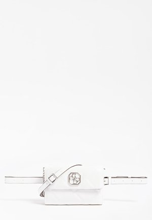 Sac banane en cuir blanc avec boucle argentée et sangle ajustable, ornée d'un emblème octogonal décoratif en argent sur le rabat avant.