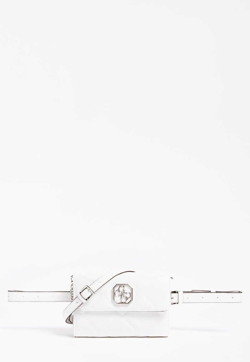 Sac banane en cuir blanc avec boucle argentée et sangle ajustable, ornée d'un emblème octogonal décoratif en argent sur le rabat avant.