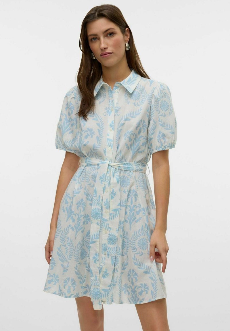 Abito camicia a maniche corte in tessuto leggero con fantasie floreali blu, chiusura con bottoni frontale, colletto, e cintura in tessuto coordinato in vita.