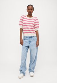 Vero Moda Petite VMDOFFY 2/4 O NECK - Paprasti marškinėliai - birch/cabaret