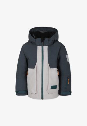 Skijack in donker teal en lichtgrijs, met een hoge kraag, meerdere ritszakken en oranje ritsaccenten. Gestructureerde stof.