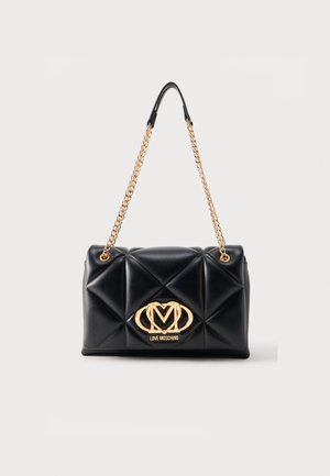 Geantă de umăr neagră din piele matlasată, cu lanț auriu și placă cu logo-ul Love Moschino auriu pe față.
