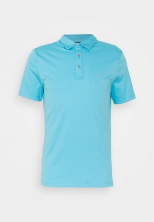 Polo bleu clair à manches courtes avec col et trois boutons, avec un petit logo MK sur la poitrine gauche.