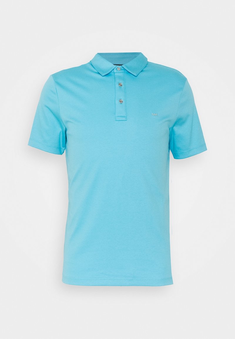 Polo bleu clair à manches courtes avec col et trois boutons, avec un petit logo MK sur la poitrine gauche.