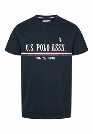 Tume sinine puuvillane T-särk ümmarguse kaelusega, millel on valge tekst "U.S. POLO ASSN." ja punased/sinised triibud. Includes polo mängija logo.