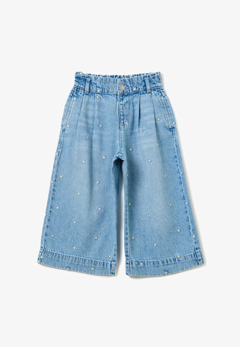 Pantalon large en denim bleu clair avec petites fleurs blanches et jaunes brodées, taille élastique, bouton devant et poches.