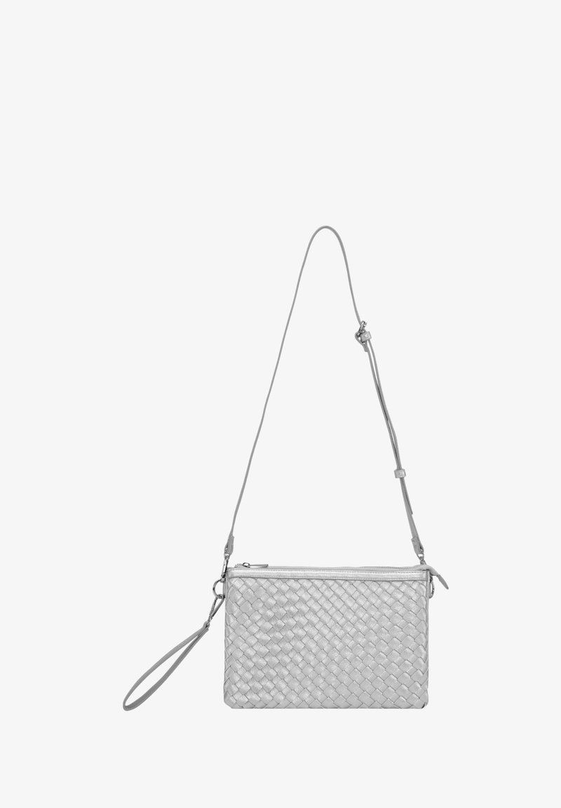 Borsa a tracolla in pelle argentata intrecciata con chiusura a zip, tracolla rimovibile e cinturino per il polso. Motivo testurizzato con dettagli lisci.
