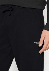 Marc O'Polo PANTS FRONT AND BACK POCKETS - Calças de fato de treino - black