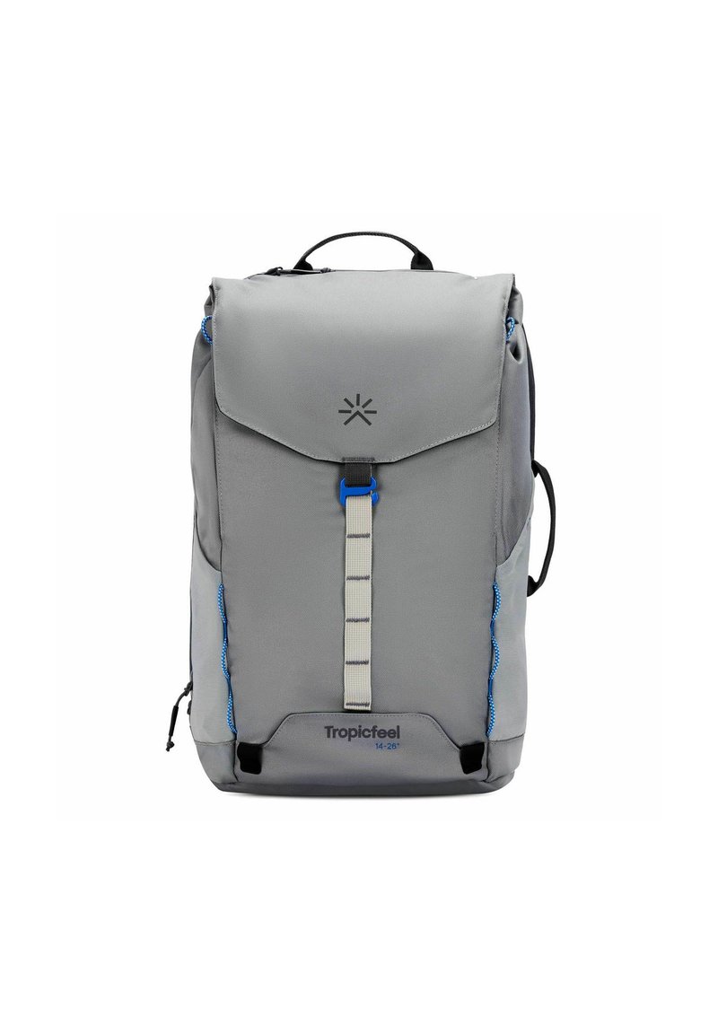 Mochila gris con acentos azules, forma rectangular, gran tapa de cierre, correa frontal y cremalleras laterales para almacenamiento adicional.