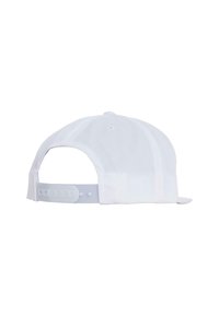 Vit baseballkeps med rak skärm och justerbart plastband. Har en slät tygtextur och inga synliga logotyper eller mönster.