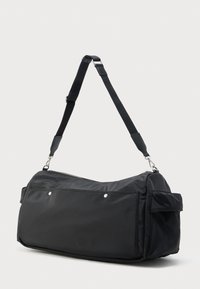 Fekete téglalap alakú sporttáska állítható vállpánttal, elején két fém patenttal záródó zsebbel és cipzáras főrekesszel.