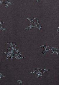 Czarny materiał z jasnoniebieskimi rysunkami grejhoundów w różnych pozach. Gładka tekstura z powtarzającym się wzorem przedstawiającym psy.