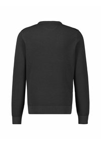 Schwarzer Strickpullover, Rundhalsausschnitt, lange Ärmel, gerippter Saum und Bündchen, strukturiertes Material. Einfaches Design ohne sichtbare Verzierungen.