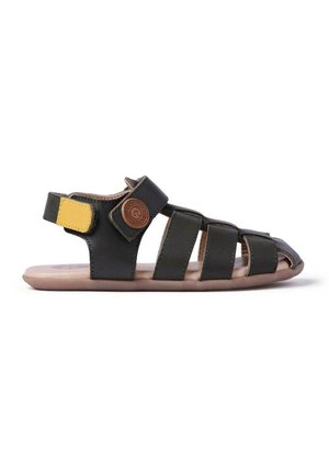 Sandalo nero per bambino piccolo con punta chiusa, tre cinturini regolabili, cinturino giallo sul tallone e suola morbida per comfort e supporto.