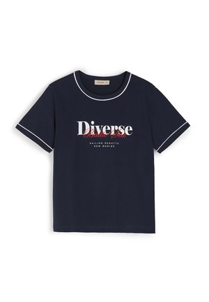 Granatowa bawełniana koszulka z białym kołnierzykiem i akcentami na rękawach, z dużym nadrukowanym napisem: "Różnorodny Bałtyk" z mniejszym tekstem poniżej.