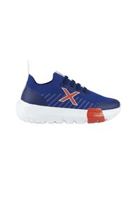 Zapatillas deportivas azules con parte superior de malla, acentos de goma y una suela gruesa blanca. Presenta un logo rojo y un patrón a rayas grises en los laterales.