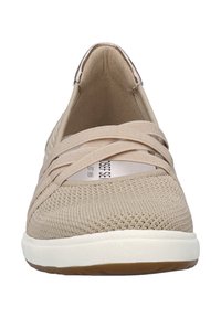 Béžová nazouvací bota s texturovaným pleteným svrškem, která má křížové elastické pásky a bílou gumovou podrážku. Zaoblená špička a minimalistický design.