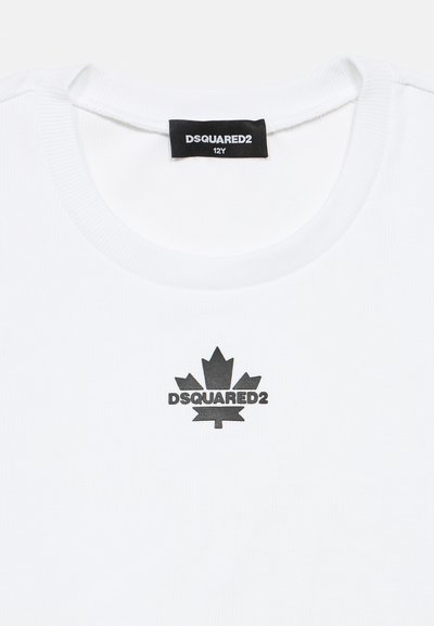 T-shirt blanc à col rond côtelé avec logo DSQUARED2 noir et graphisme de feuille d'érable centré sous l'étiquette du col indiquant la taille 12 ans.