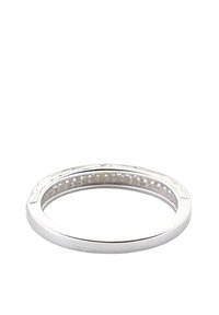 Anello in argento con finitura lucida, con un interno texturizzato e un motivo intricato sul bordo esterno. Forma rotonda e liscia.