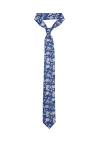 Niebieski kwiatowy krawat wykonany z tkaniny; posiada białe kwiatowe wzory, wąski kształt i spiczasty koniec. Węzeł u góry tworzy klasyczny wygląd.