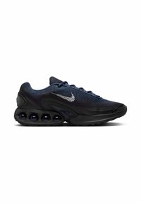 Scarpa da corsa in mesh di colore blu scuro con accenti neri. Presenta una silhouette curva, pod di ammortizzazione ad aria prominenti e marchi riflettenti.