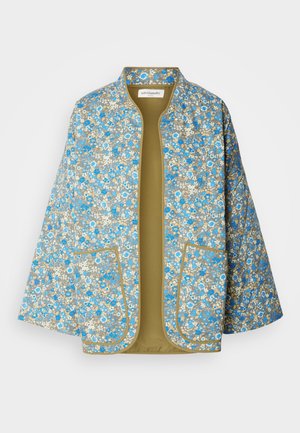 Blomstrete jakke med blå, hvite og beige blomster på grå bakgrunn. Åpen frontdesign med to frontlommer og olivengrønn fôr.