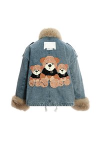 Chaqueta de mezclilla con un bordado de un oso de peluche en la espalda, con un cuello de piel sintética y dobladillo con cordón. Predominantemente azul con acentos en color beige.