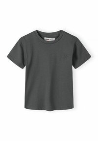 Camiseta de manga corta de cuello redondo de color gris oscuro con un pequeño logo en relieve en el pecho izquierdo y una etiqueta de marca visible en el interior del cuello.